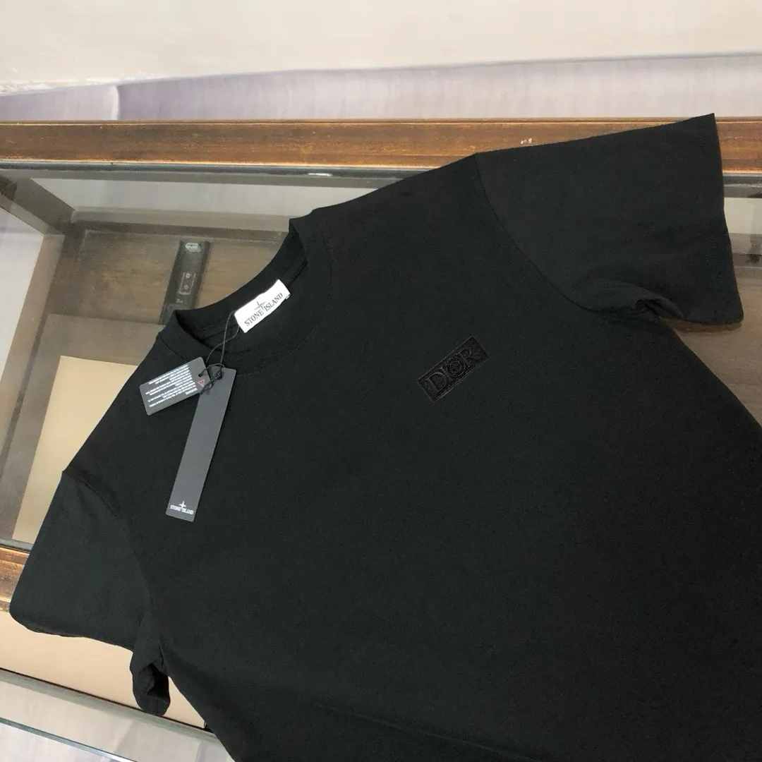 P150 A⭐️Stone Island Latest Couple Style Round Neck Short Sleeve Couple T-shirt ~ Spring and Summer New Product High Quality 🔥🔥Customized Unique Compass Logo Embroidery Logo Embellishment ~ Fashionable and Versatile Trendy Style Customized Imported Fabrics! Comfortable to wear, breathable, fashionable without losing personality, the upper body is casual and casual, handsome and stylish, showing the temperament of a big brand. All three standards are complete! ! Color: Black White Dark Gray Brown Size: SMLXLXXL
